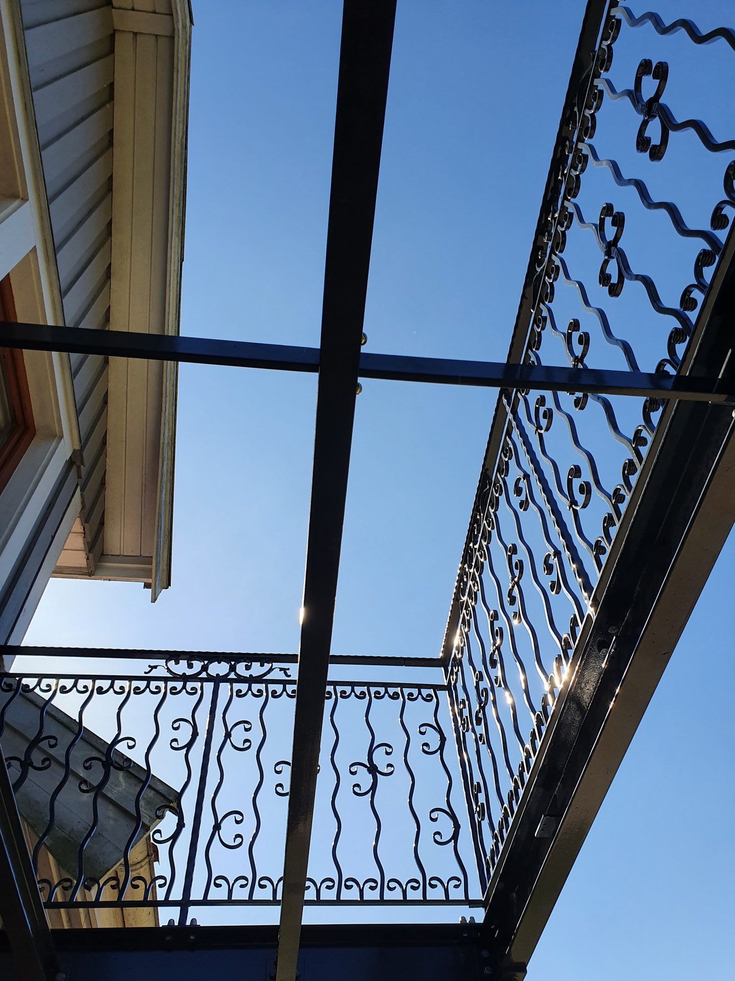 Blick auf schmiedeeiserne Geländer