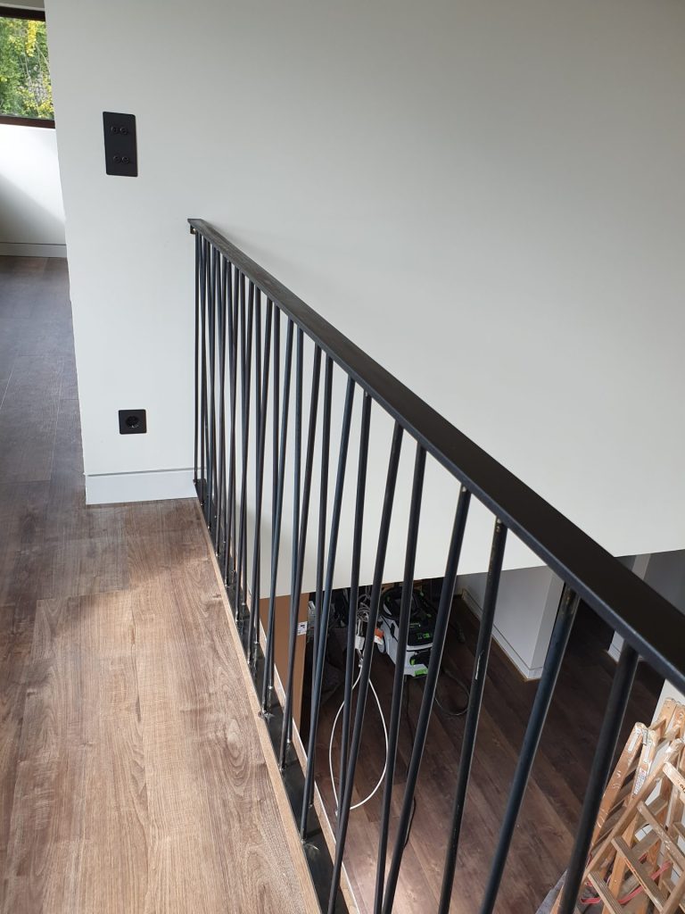 Geländer in modernem Innenraum