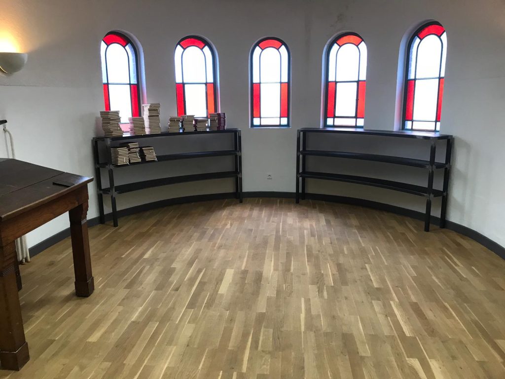 Regalfläche mit Fenstern 