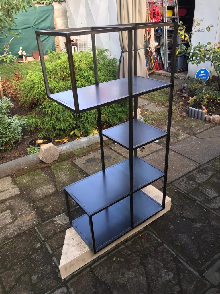 Regal aus schwarzem Metall