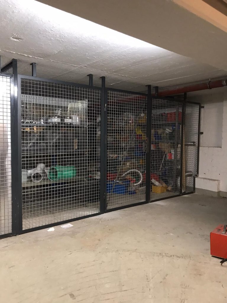 Gitterzaun mit Lagereinrichtung