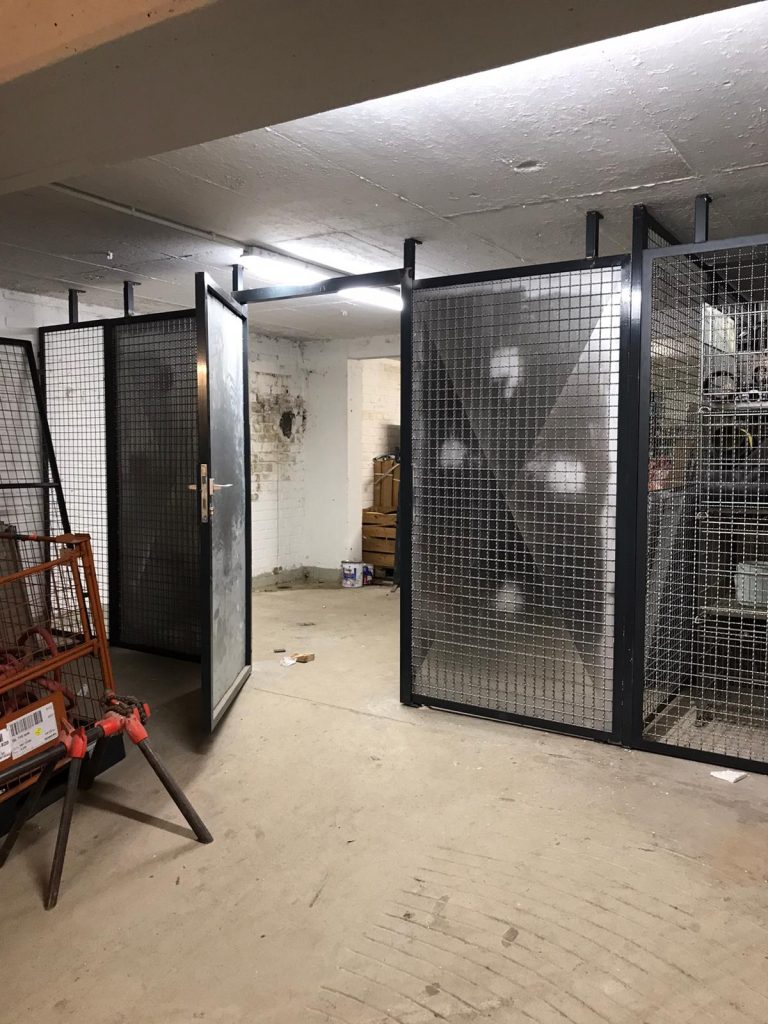 Gittertüren in einem Kellerraum