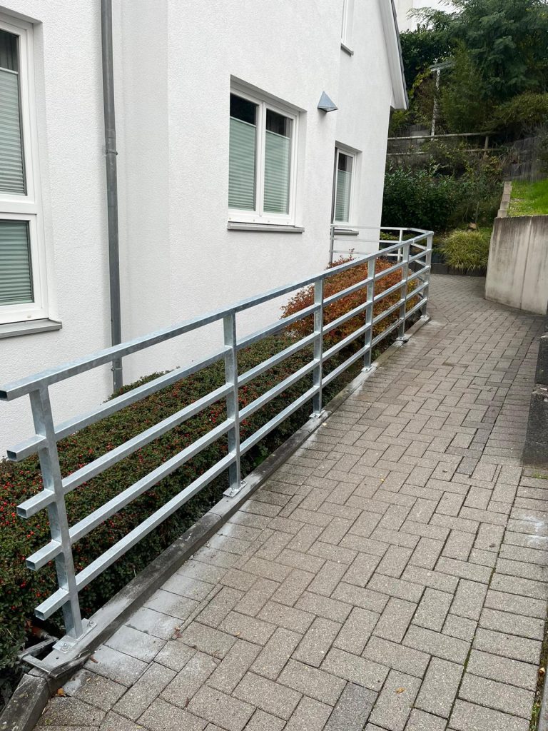 Geländer neben einem Gehweg
