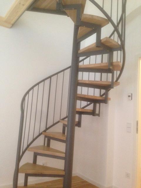 Schwungvolle Wendeltreppe aus Holz