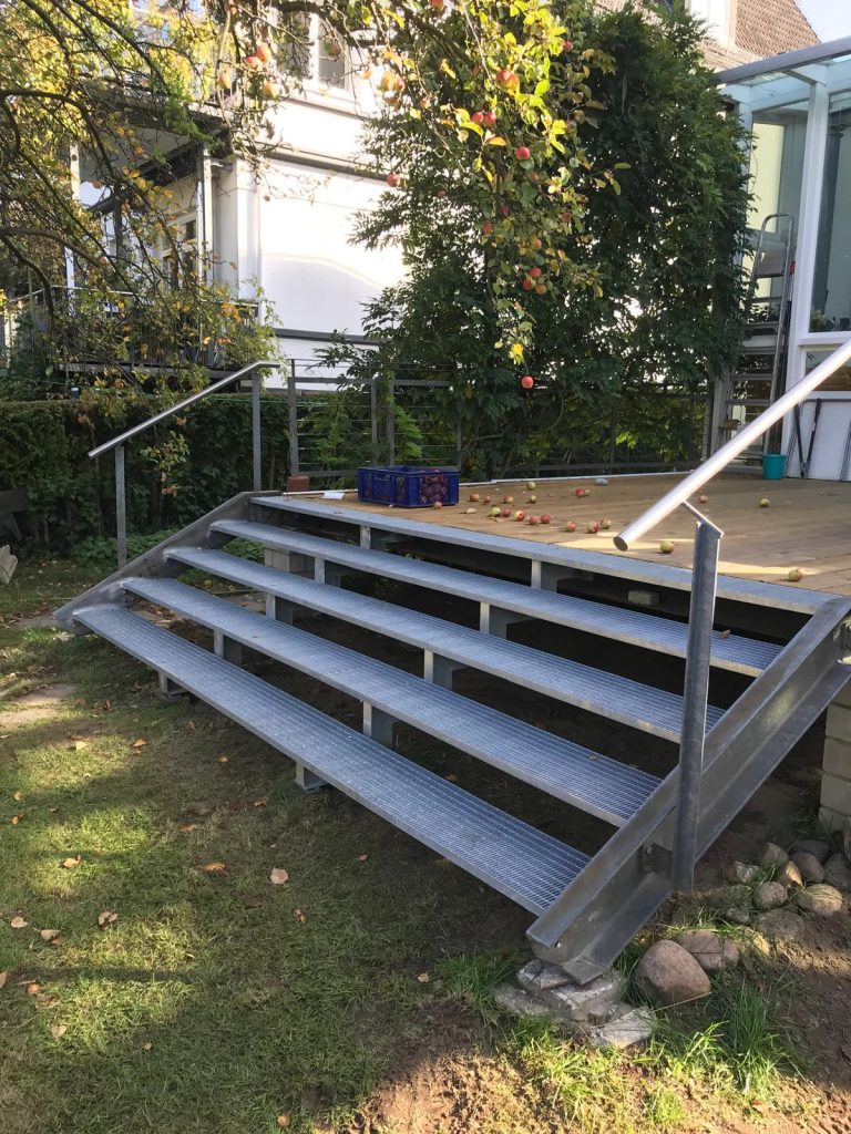 Metallene Treppe mit Äpfeln