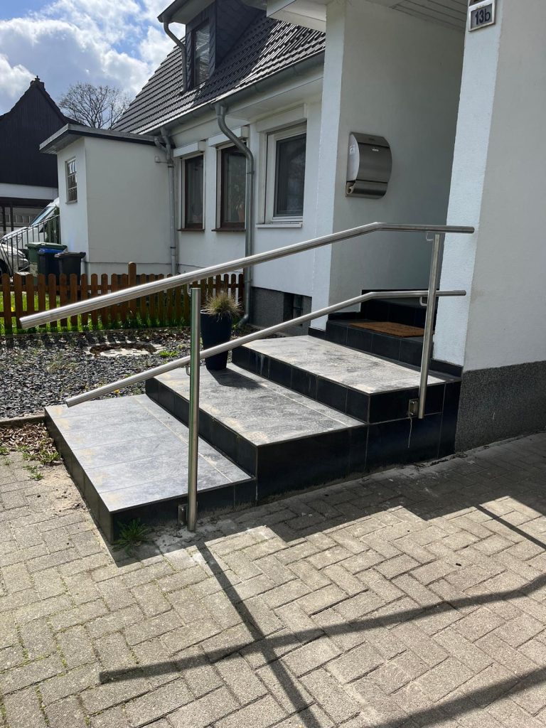 Eingang mit Treppe und Geländer