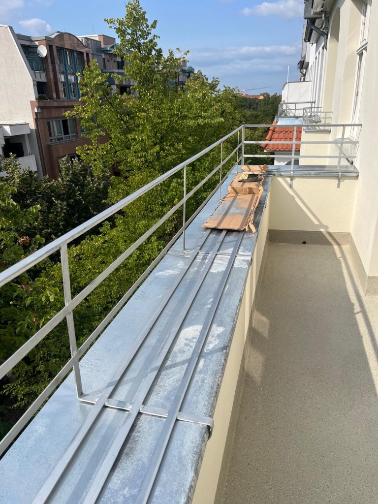 Balkon mit Geländer und Aussicht