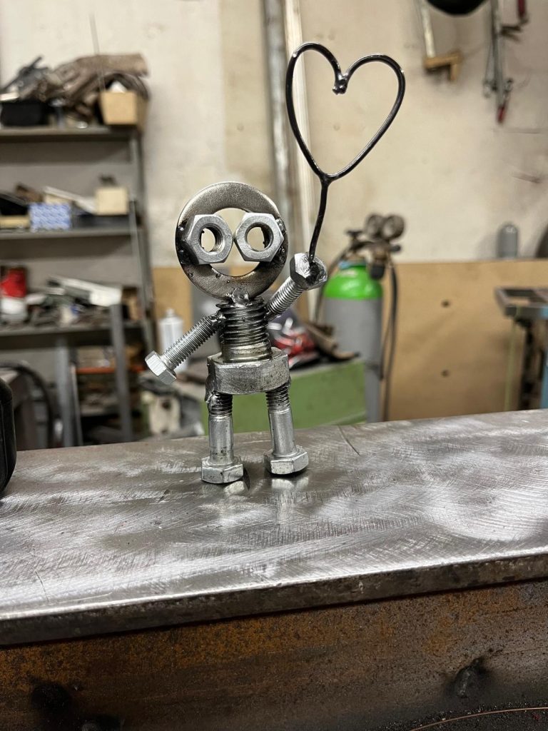 Metallfigur mit Herzballon