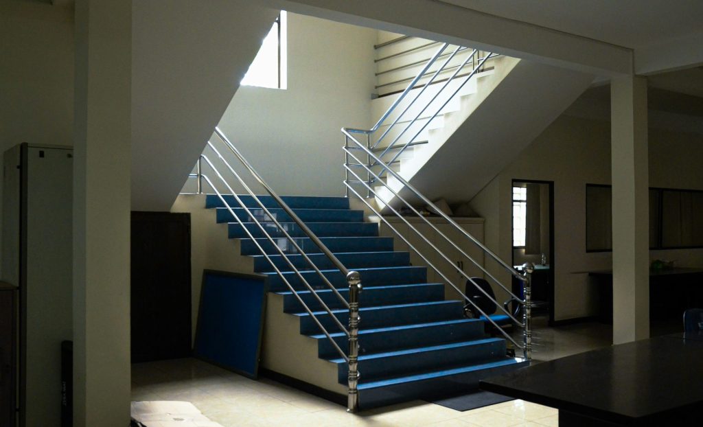 Ein Zimmer mit Treppe und einem Tisch darin