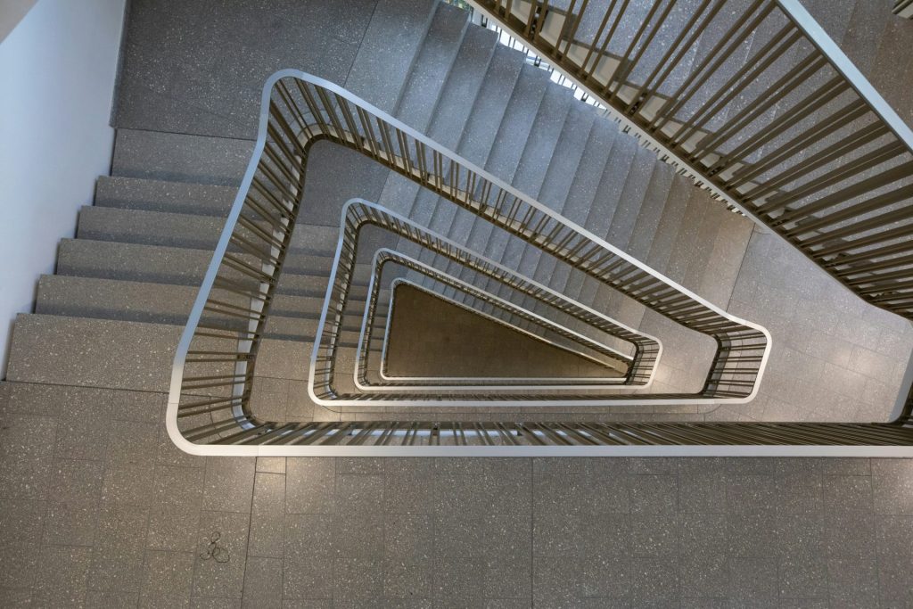 weiße und blaue Wendeltreppe
