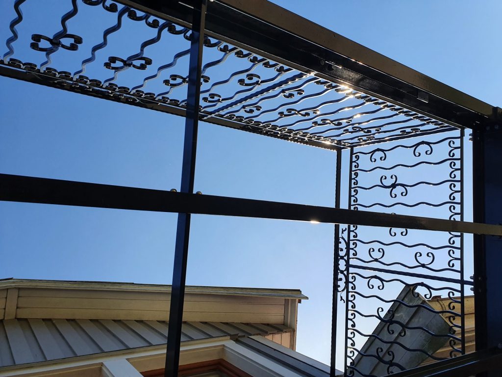 Metallüberdachung mit dekorativem Stahlgeländer