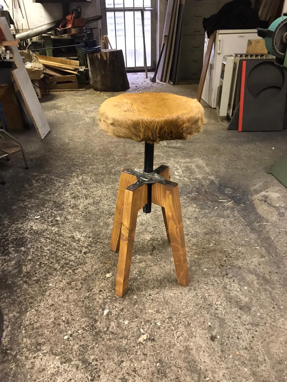 Holzhocker in einer Werkstatt