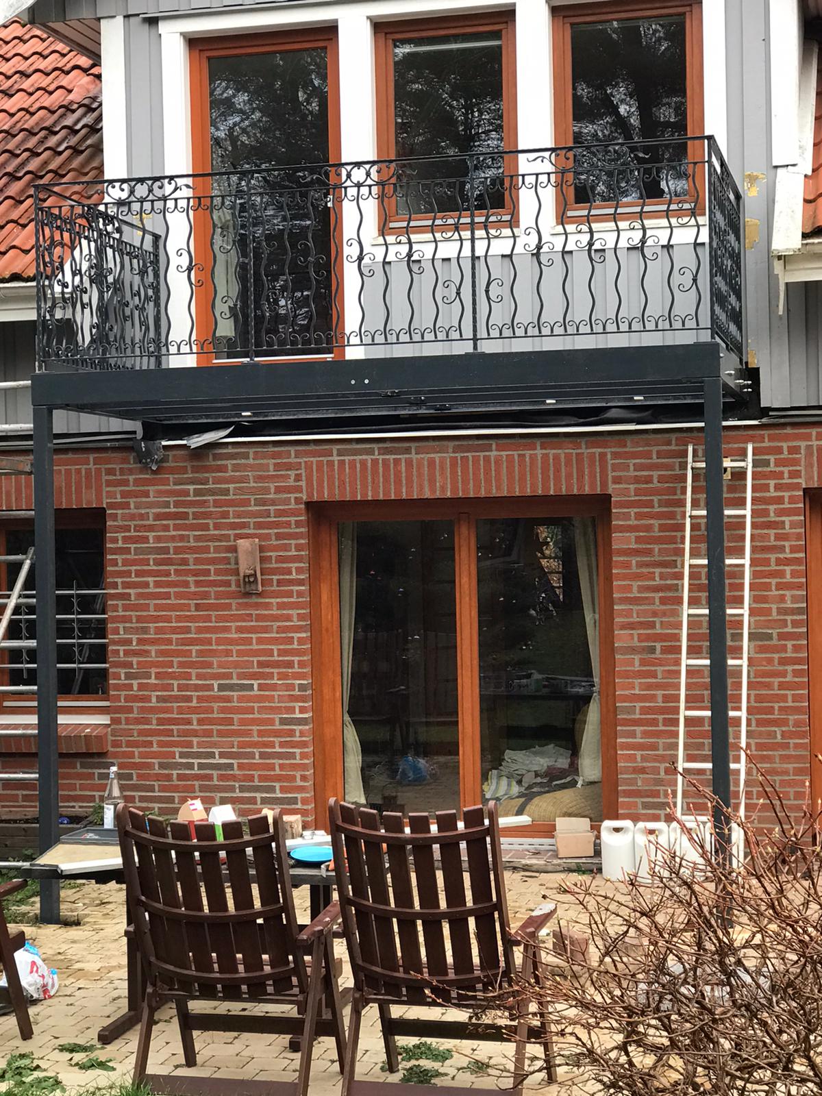 Terrassentür mit Balkon an einem Backsteingebäude