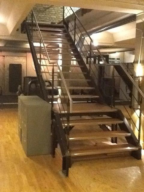 Holztreppe mit Metallgeländer im Innenraum