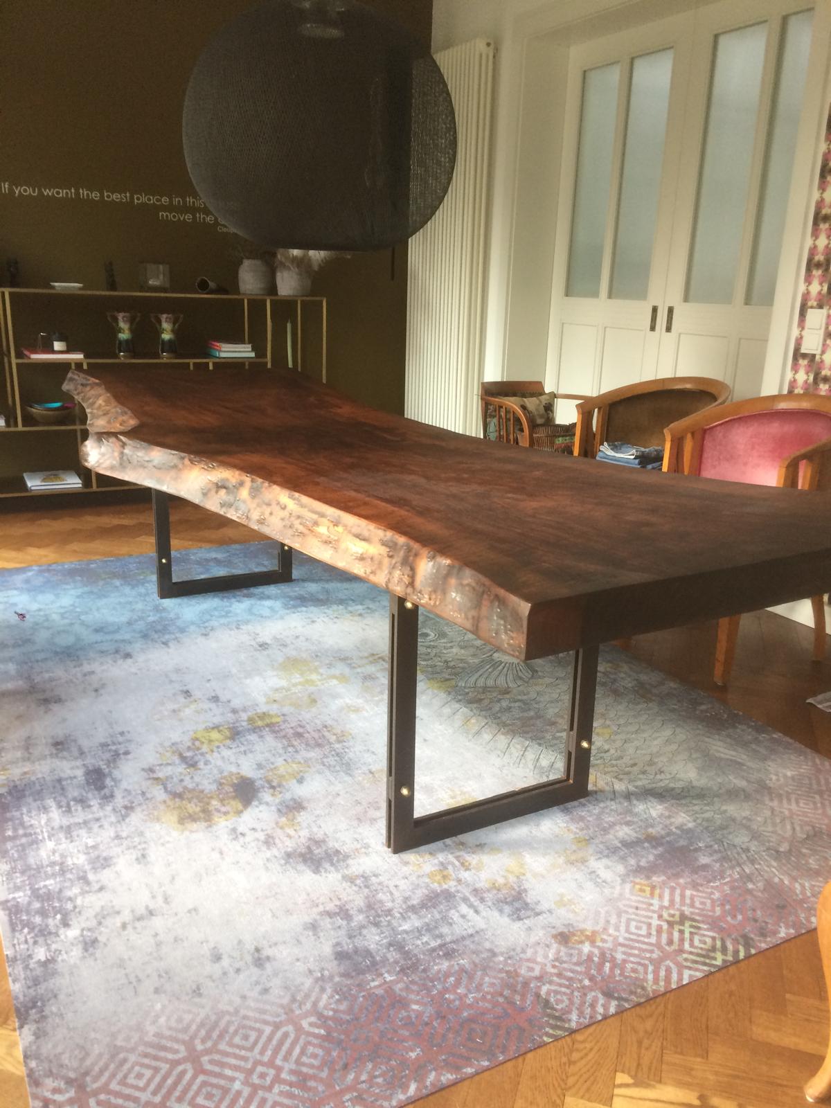 Großer Esstisch mit Metallgestell