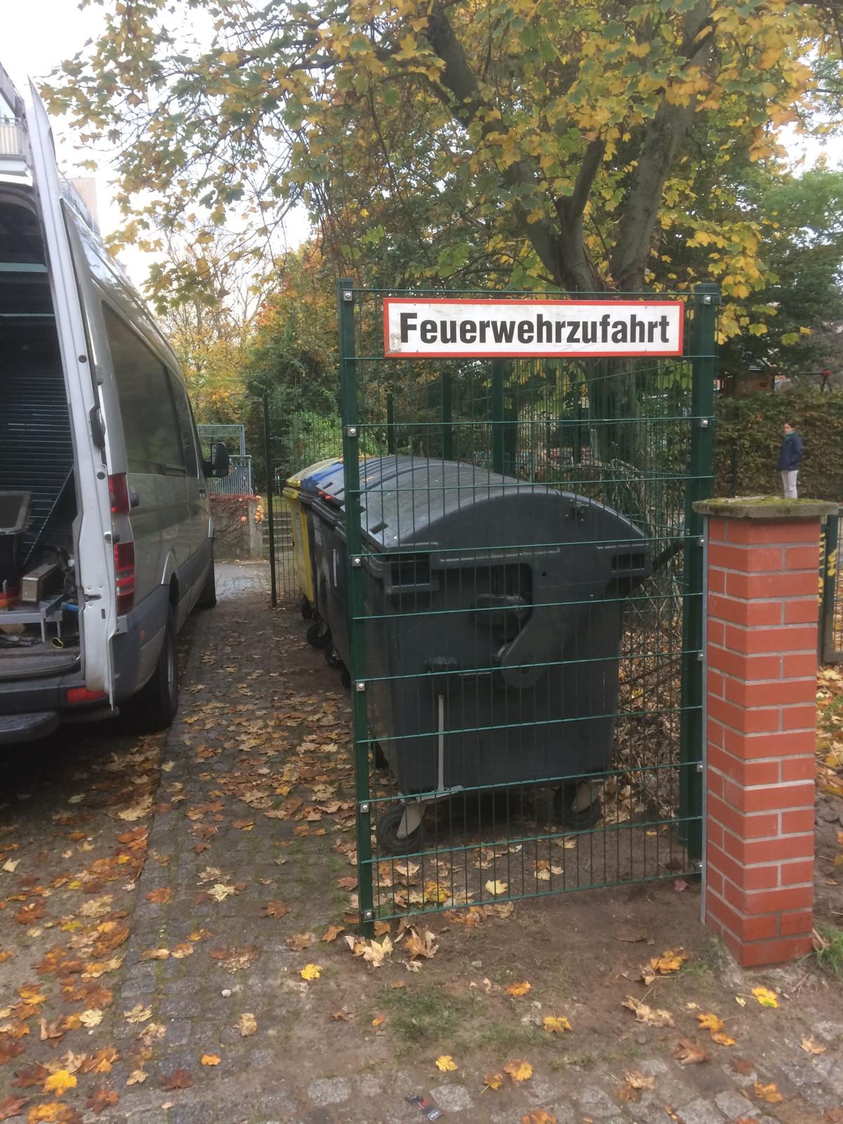 Treppenbereich mit Metallgeländer im Außenbereich