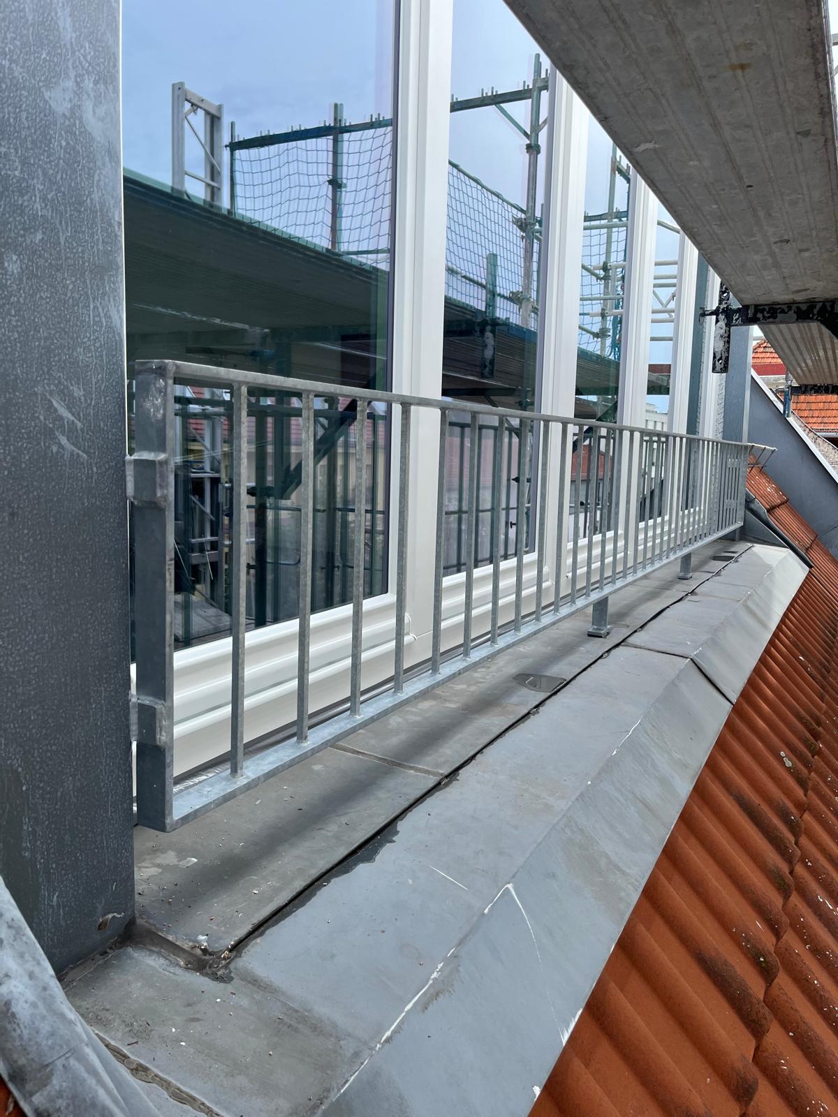 Metallgeländer entlang einer Gebäudefassade