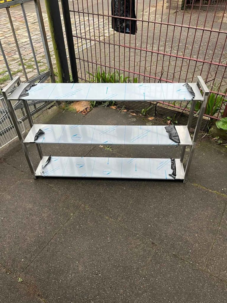 Kleine Metalltreppe im Außenbereich