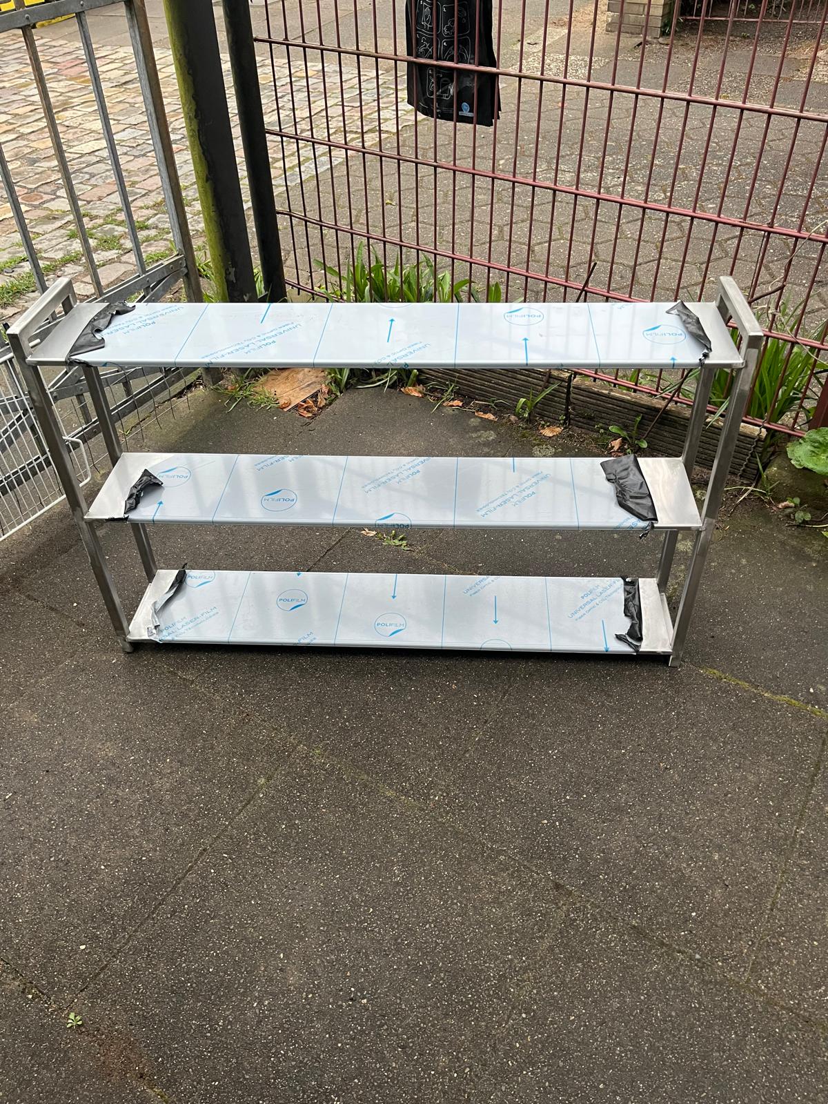 Kleine Metalltreppe im Außenbereich